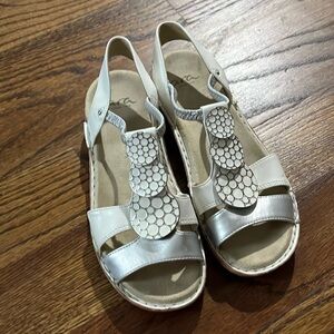 Ara white and silver sandals size 36-6.5